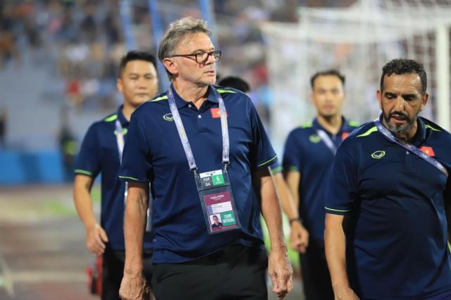 开云APP-【对手】越南国足大换血 特鲁西埃召入15名国奥球员