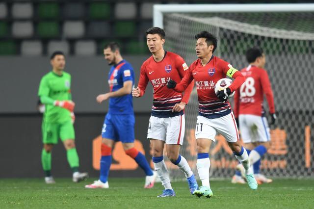 开云体育官网-40岁吴庆创中超新纪录 重庆10人大轮换或死磕武汉