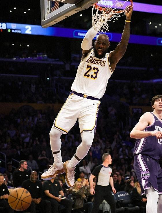 开云体育官网-逼近西部第5！东契奇28+9，詹姆斯24分，湖人24分大胜国王