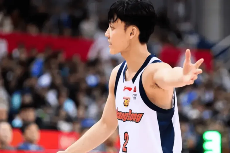 开云-徐杰出战27分钟，投篮9中3、三分4中2得到8分4篮板7助攻